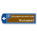 Handwegwijzer klein linkswijzend met bruin veld met 2 regelige tekst 990x295