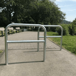 Anlehnbügel verzinkt Stahl Ø60mm mit Zwischenholm – zur Bodenmontage