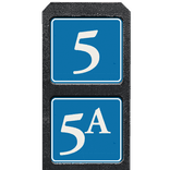 Poteau de numéro de maison à deux plaques bleues réfléchissantes