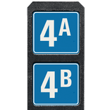 Huisnummerpaal met twee bordjes blauw/wit reflecterend - modern lettertype