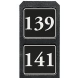 Poteau de numéro de maison à deux plaques noir et blanc réfléchissantes