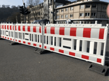 Absperrschrankengittern (10 Stück) Type NOX reflektierend rot/weiße - mit Fußplatten, Lager- und Transporttraverse