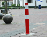 Afzetpaal staal rood/wit Ø89x750mm, verwijderbaar driekantslot met betonvoet