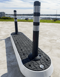 Verkeerseiland vluchtheuvel compleet kunststof zwart met glasbol reflectoren