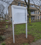 Informatiekast met vitrinebord voor buiten met staanders