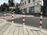 Parkplatz Poller Stahl 70x70 mm weiß/rot mit Bodenplatte