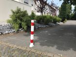 Parkeerpaal staal 70x70mm wit/rood - neerklapbaar met slot