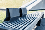 Banc public bicolore avec dossier en plastique recyclé - Govaplast - modèle Prisma