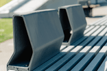 Banc public bicolore avec dossier en plastique recyclé - Govaplast - modèle Prisma