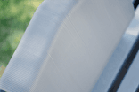Banc public bicolore avec dossier en plastique recyclé - Govaplast - modèle Prisma