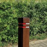 Absperrpfosten aus Kunststoff in Holzoptik – 150 x 150 x 1400 mm