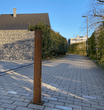 Parkeerpaal - neerklapbaar met voetplaat - 70x70mm - wit/rood