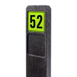 Poteau de numéro de maison avec panneau vert-jaune réfléchissant fluorescent