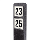 Poteau de numéro de maison à deux plaques blanches réfléchissantes