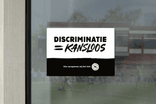 Raamsticker Discriminatie = Kansloos - formaat A5 dubbelzijdig