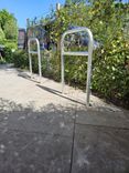 Arceau vélo compact en acier galvanisé avec traverse et pieds béton – 600 x 1300 mm