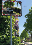 Verkehrsspiegel aus Edelstahl mit rot-weißem Rahmen