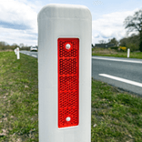 Bermpaal wit kunststof type Harpoen 1200x110x50mm - met reflectoren rood/wit