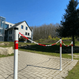Absperrpfost zum Einschlagen aus Stahl Ø42mm – rot-weiß mit Kettenösen