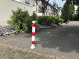 Poteau de parking rabattable rouge/blanc avec manchon de sol