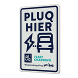 Verkeersbord oplaadpunt Pluq hier