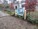 Plaatsing lessenaar informatiebord - twee staanders - op eigen terrein