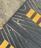 Verkeersdrempel rubber (compleet) voor zwaar vrachtverkeer - 70mm hoog (10-15km/u)