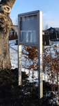 Informatiekast met vitrinebord voor buiten met staanders