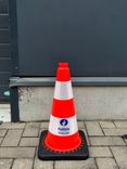 Cône de signalisation 50cm avec bandes réfléchissantes et pied en plastique recyclé - logo personnalisé