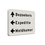 Verkeersbord route met 3 regels tekst en pijlen - reflecterend