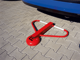 Parkplatzbügel Stahl rot klappbar – crash-proof mit Zylinderschloss