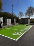 Marquage routier borne de recharge parking vert avec symbole voiture/prise - peinture routière