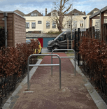 Arceau à vélos en acier 900x1300mm avec barre transversale - avec pieds en béton