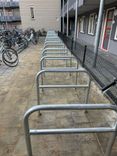 Arceau vélo galvanisé avec barre centrale et ancrages – 900 x 1300 mm