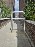 Arceau à vélos en acier 600x1300mm avec barre transversale - avec ancrages au sol