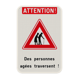 Panneau d'information - Des personnes agées traversent