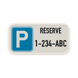 Panneau de parking réservé avec plaque d’immatriculation