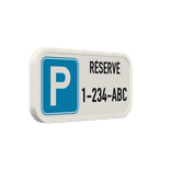 Panneau de parking réservé avec plaque d’immatriculation