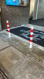 Parkeerpaal staal 70x70mm wit rood - neerklapbaar met bodemmontage