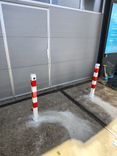 Parkeerpaal - neerklapbaar met voetplaat - 70x70mm - wit/rood