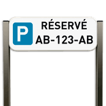 Panneau de parking avec plaque d’immatriculation sur poteaux