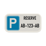 Panneau de parking réservé avec plaque d’immatriculation