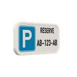 Panneau de parking réservé avec plaque d’immatriculation