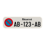 Panneau stationnement interdit sauf plaque d’immatriculation personnalisée
