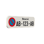 Panneau stationnement interdit sauf plaque d’immatriculation personnalisée