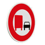 Panneau B3a – Interdiction de dépasser pour certains véhicules de transport de marchandises