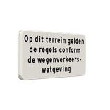 Verkeersbord, op dit terrein geldt de wegenverkeerswetgeving - reflecterend