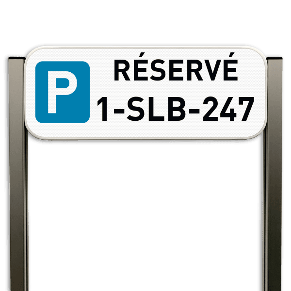 Panneau de parking avec plaque d’immatriculation sur poteaux