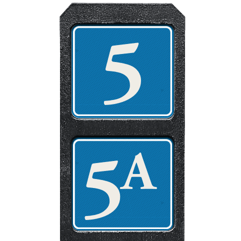 Huisnummerpaal met twee bordjes blauw/wit reflecterend - klassiek lettertype