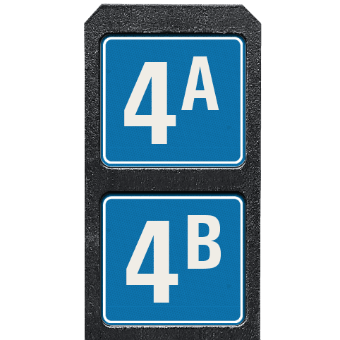 Huisnummerpaal met twee bordjes blauw/wit reflecterend - modern lettertype